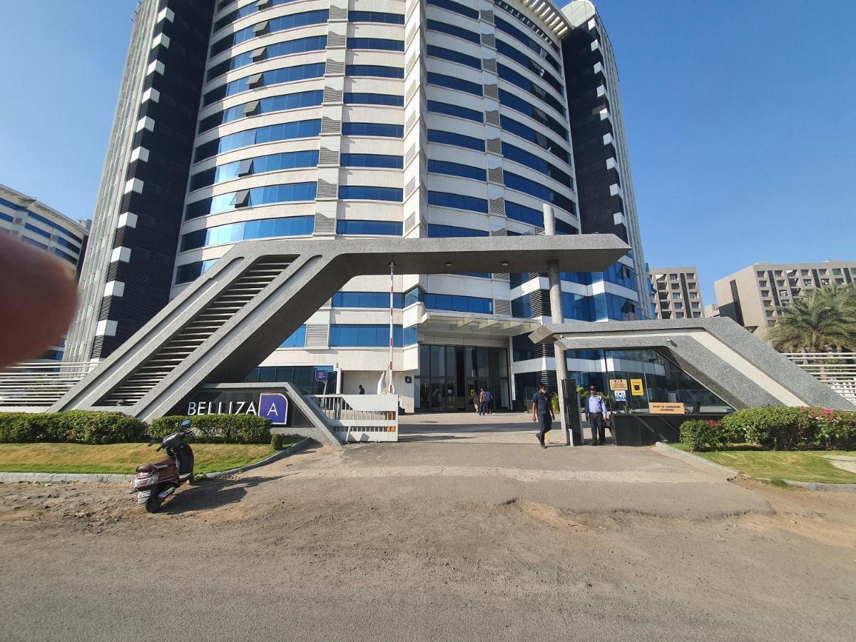 P C Homes At Belliza Near Airport สุรัต ภายนอก รูปภาพ
