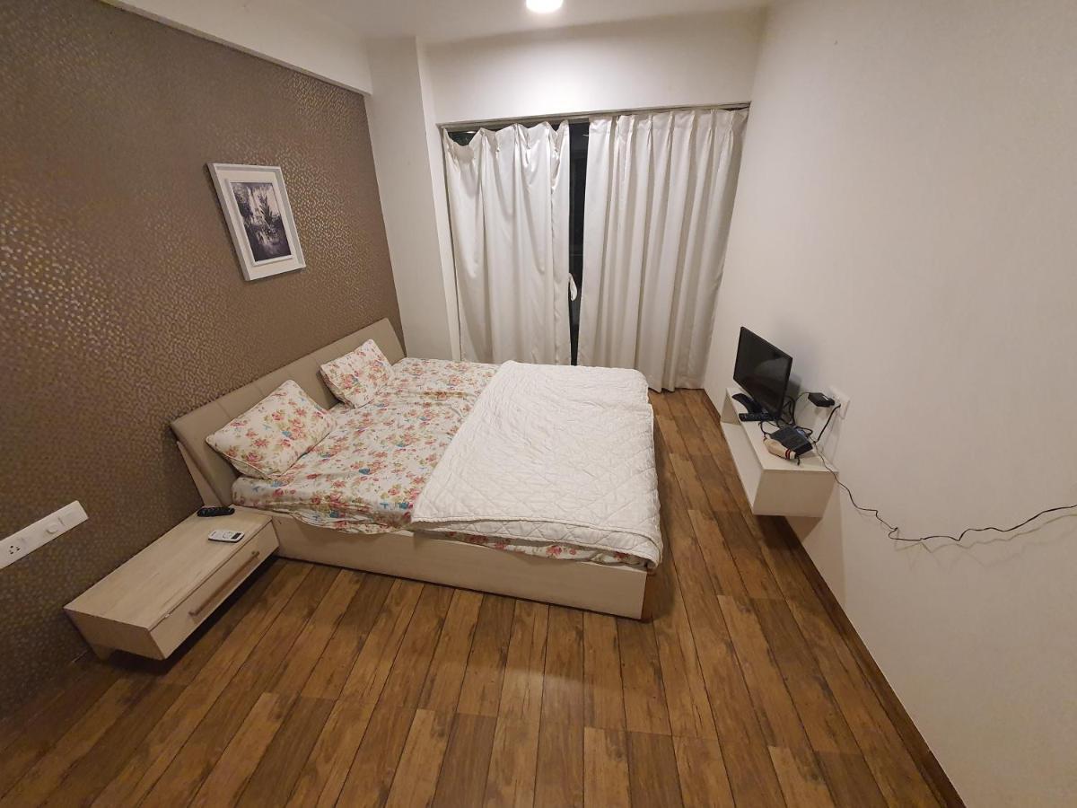 P C Homes At Belliza Near Airport สุรัต ภายนอก รูปภาพ